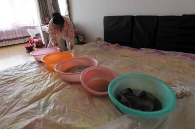昭平楼上漏水，住户失联，小区没物管，业主维权难！律师来支招……